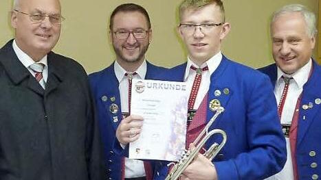 Maximilian Klug (2. von rechts) legte mit Bravour die Leistungsprüfung in Gold an der bayerischen Musikakademie ab. Mit ihm freuen sich (von links) Zweiter Bürgermeister Siegfried Weißerth, Kreisdirigent Roman Steiger und Vorsitzender Eugen Rebhan. Foto: Gerd Fleischmann