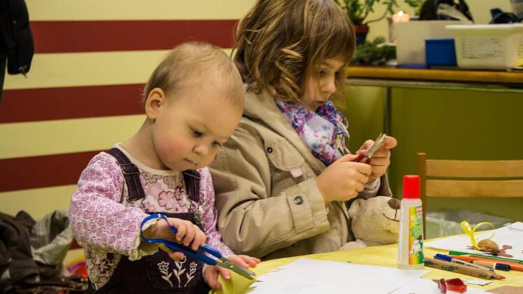 Die Kleinen basteln gern. Foto: Carmen Schwind