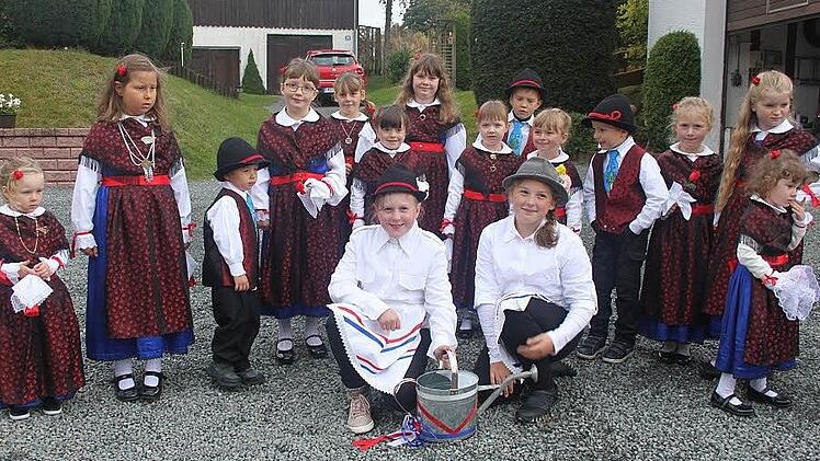 Auch der Hirschelder Nachwuchs kommt zur Kirchweih in Tracht. Foto: Veronika Schadeck