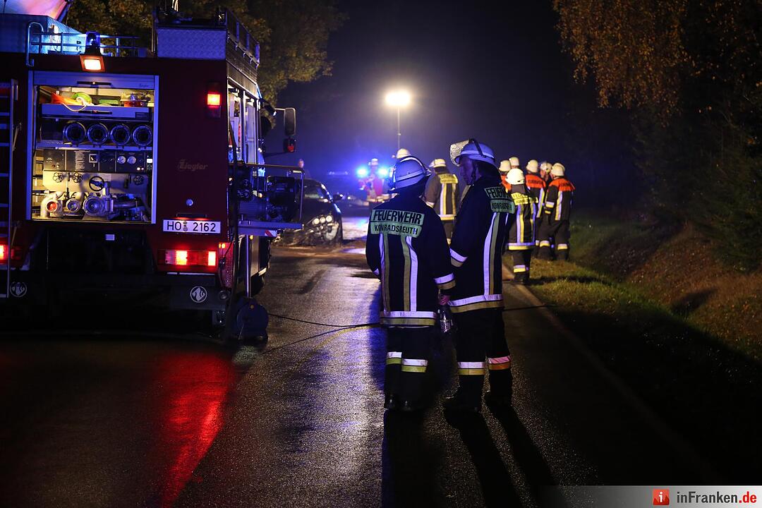 Alfa schleudert im Kreis Hof gegen Bäume