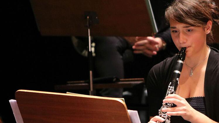 Junge Talente aus der Region und Profis des Philharmonischen Orchester musizierten zusammen beim "Concert for Kids" unter Leitung von Dominik Tremel im Landestheater Coburg. Foto: Jochen Berger