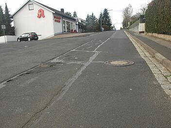 Risse, Aufbrüche und Setzungen weist die Eltingshäuser Straße in Oerlenbach auf. Das 500 Meter lange Stück vom Kreisverkehr bis zum Ende der Wohnbebauung muss hergerichtet werden. Im Haushalt stehen fürs Erste 280.000 Euro Foto: Stefan Geiger