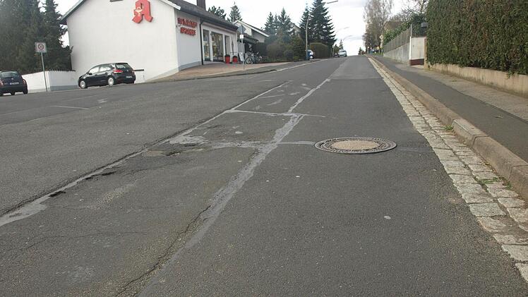 Risse, Aufbrüche und Setzungen weist die Eltingshäuser Straße in Oerlenbach auf. Das 500 Meter lange Stück vom Kreisverkehr bis zum Ende der Wohnbebauung muss hergerichtet werden. Im Haushalt stehen fürs Erste 280.000 Euro Foto: Stefan Geiger