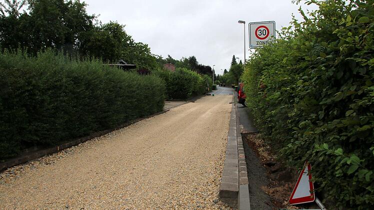 Über den Ausbau des Tannenwegs in Weidach beriet der Weitramsdorfer Gemeinderat in seiner Sitzung am Montagabend. Nachdem die Sanierung zwar 2008 beschlossen, aber 2013 vertagt wurde, muss nun zumindest geklärt werden, wie der vordere Teil des Tannenwegs wiederhergestellt werden soll. Dieser ist von den aktuellen Kanal- und Straßenbauarbeiten in der Mährenhäuser Straße betroffen. Foto: Bettina Knauth