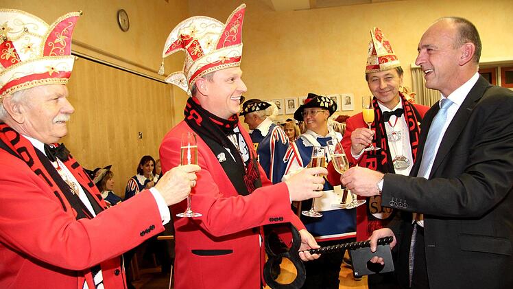 Ehrenpräsident Peter Nofski, Matthias Petsch und Karl-Heinz (Jimmy) Ziegler stoßen mit dem Bürgermeister auf die fünfte Jahreszeit an.Richard Sänger