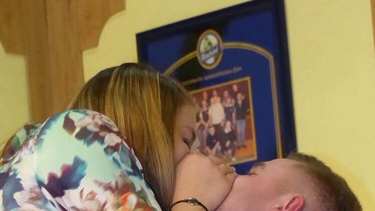 Mund-zu-Mund-Beatmung: Petra (Sabrina Thierauf) haucht ihrem Liebsten, dem Maxl (Oliver Lauterbach) "Leben" ein.