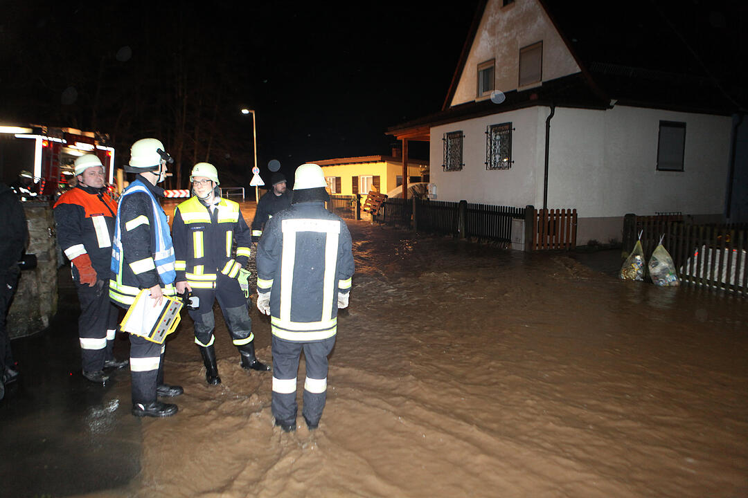 Hochwasser in Franken: In der Nacht zum Freitag kam es in Ansbach zu teils schweren Überschwemmungen