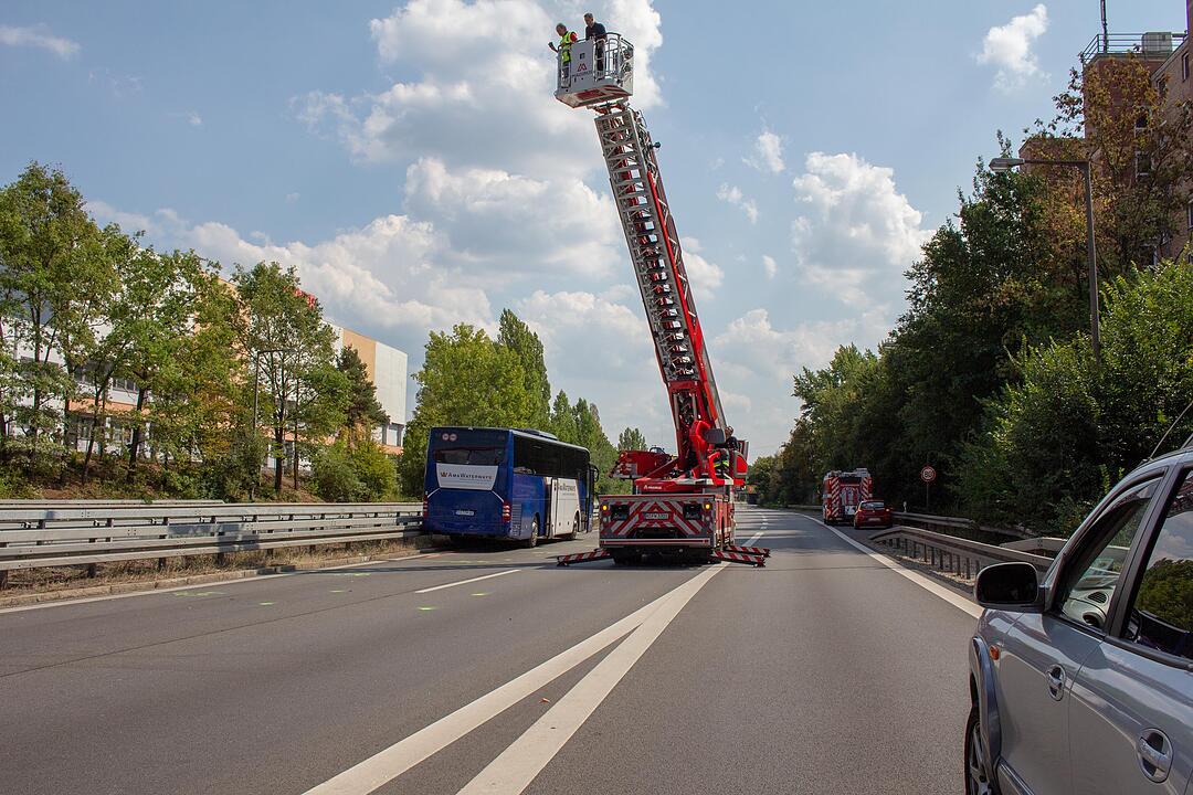 A73 in Nürnberg: Geisterfahrer stößt frontal mit Reisebus zusammen