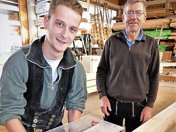 Gegenwärtig ist der frischgebackene Zimmerermeister Tobias Döring dabei, einen Dachstuhl abzubinden. Rechts sein Chef und Betriebsinhaber Fred Röder.