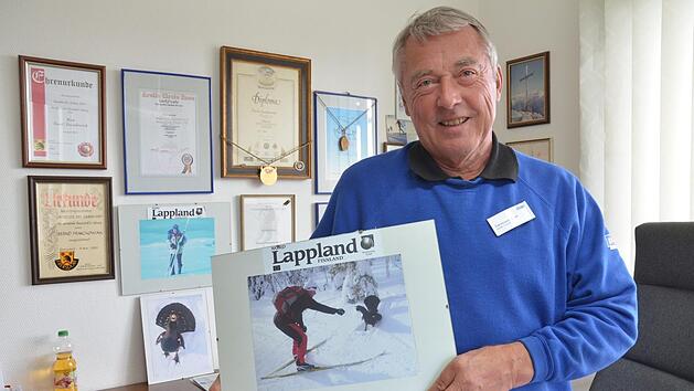 Bernd Franzkowiak zeigt das Beweisfoto seiner Auerhahnbegegnung, das seine Frau Hannelore geschossen hat. Foto: Rainer Lutz