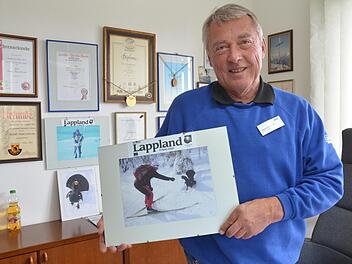 Bernd Franzkowiak zeigt das Beweisfoto seiner Auerhahnbegegnung, das seine Frau Hannelore geschossen hat. Foto: Rainer Lutz