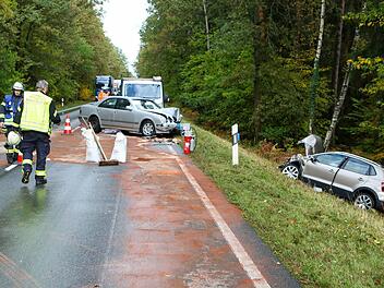 Frontalzusammenstoß auf B8: Am Donnerstagnachmittag ereignete sich ein schwerer Unfall bei Feucht. Foto: NEWS5 / Friedrich