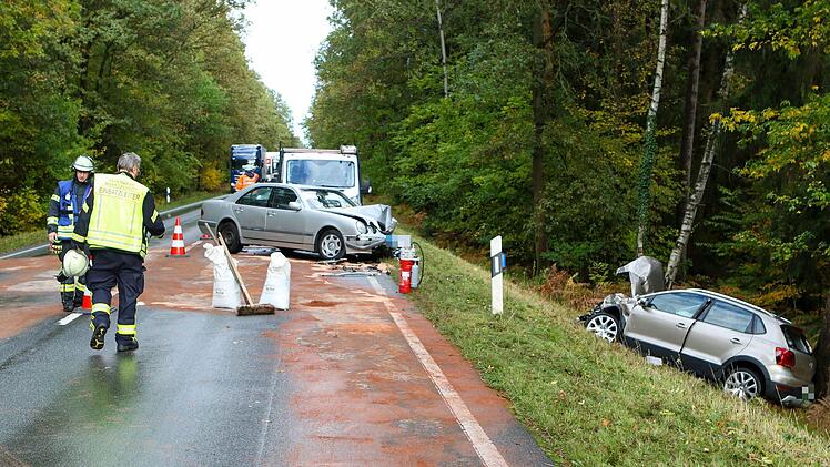 Frontalzusammenstoß auf B8: Am Donnerstagnachmittag ereignete sich ein schwerer Unfall bei Feucht. Foto: NEWS5 / Friedrich