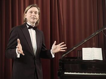 Szene aus "Der Geräuschlose" des Fränkischen Theatersommers (Darsteller: Hans-Günter Brünker).