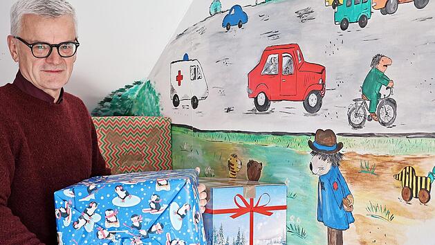 Gerald Sander hat die Geschenkpakete f&uuml;r die Johanniter-Weihnachtstrucker in seinem B&uuml;ro gesammelt.