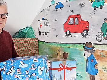 Gerald Sander hat die Geschenkpakete für die Johanniter-Weihnachtstrucker in seinem Büro gesammelt.
