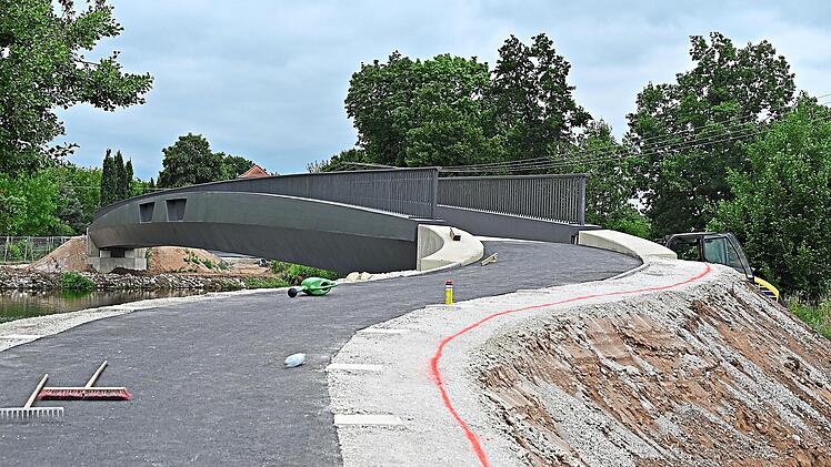 Die neue Br&uuml;cke am Hausener Wasserrad verk&uuml;rzt den Weg f&uuml;r Radfahrer und Fu&szlig;g&auml;nger.Martin Landeck