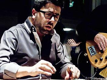 Als Virtuose auf der orientalischen Kastenzither Kanun begeisterte Gilbert Yammine beim Gastspiel im Glasmuseum Rosenau. Gespielt wird das Kanun mit Plektren an den Zeigefingern.Foto: Jochen Berger