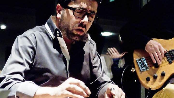 Als Virtuose auf der orientalischen Kastenzither Kanun begeisterte Gilbert Yammine beim Gastspiel im Glasmuseum Rosenau. Gespielt wird das Kanun mit Plektren an den Zeigefingern.Foto: Jochen Berger