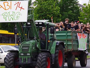 Überstanden! Für die Abiturienten des Kaspar-Zeuß- und des Frankenwald-Gymnasiums Kronach endet die Schulzeit. Gestern feierten sie gemeinsam. Fotos: Marco Meißner