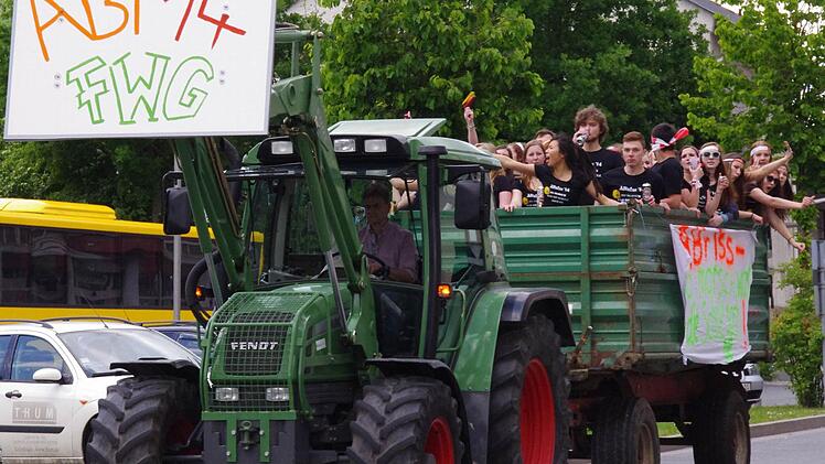 Überstanden! Für die Abiturienten des Kaspar-Zeuß- und des Frankenwald-Gymnasiums Kronach endet die Schulzeit. Gestern feierten sie gemeinsam. Fotos: Marco Meißner