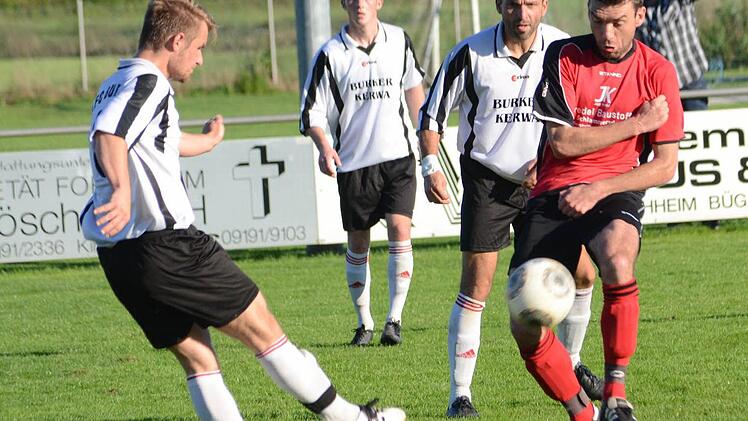 Ralph Turnwald blockt den Schuss des Burkers Heiko Schaup. Michael Kutzelmann und Spielertrainer Mario Herrmannsdörfer beobachten die Szenerie aus sicherem Abstand. Foto: herzopress