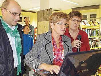 Pfarrer Joachim Lindner und Bürgermeisterin Gabriele Weber gaben den Startschuss für "Leo-Nord". Mit im Bild ist Bibliotheks-Leiterin Mathilde Grüdl (rechts).  Foto: hs