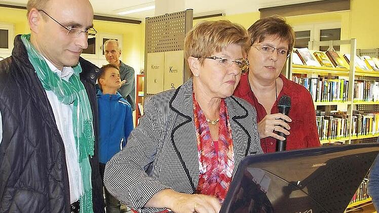 Pfarrer Joachim Lindner und Bürgermeisterin Gabriele Weber gaben den Startschuss für "Leo-Nord". Mit im Bild ist Bibliotheks-Leiterin Mathilde Grüdl (rechts).  Foto: hs