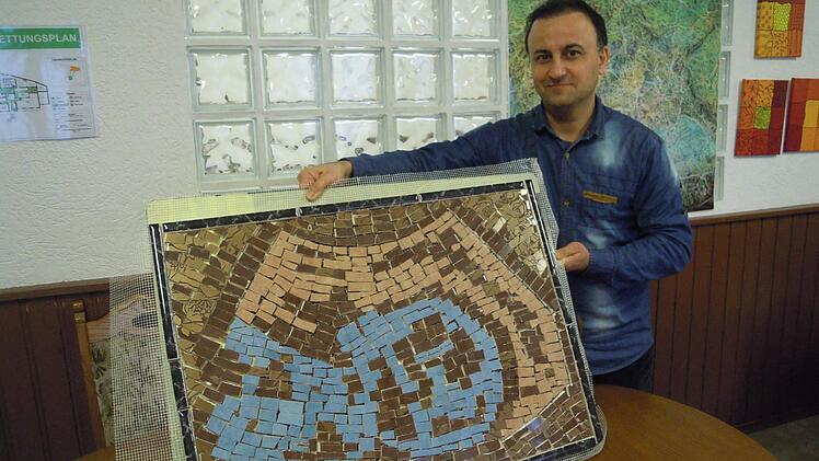 Der Iraner Babak Niktalean vor seinem neuesten Mosaik: Ein Ultraschallbild seines ungeborenen Kindes. Foto: Julia Raab