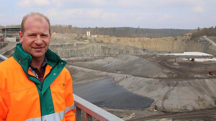 Betriebsleiter Matthias Dorn oberhalb der Kreis-Mülldeponie. Foto: Ralf Ruppert