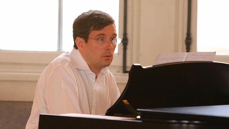 Der Pianist Antonio Mansolillo beim Festival "Russischer Herbst" im Riesensaal der Coburger Ehrenburg.Foto: Jochen Berger