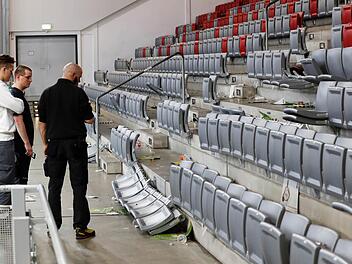 Fans von Roter Stern Belgrad hinterlassen eine verw&uuml;stete Nordtrib&uuml;ne in der Brose Arena Bamberg Foto: Daniel L&ouml;b