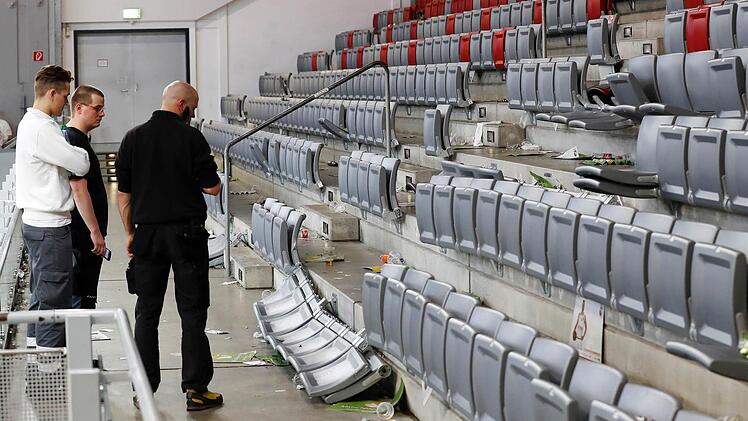 Fans von Roter Stern Belgrad hinterlassen eine verw&uuml;stete Nordtrib&uuml;ne in der Brose Arena Bamberg Foto: Daniel L&ouml;b