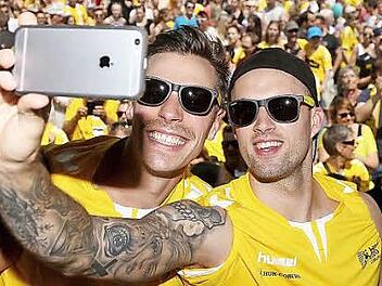 Florian Billek hat nach Überzeugung seiner Freundin neben seinem harten, eher unnahbaren Charakter auf dem Spielfeld eine ganz herzliche und liebevolle Seite.  Fotos: Hochstädter, Geldner, Rosenbusch/Archiv