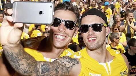 Florian Billek hat nach Überzeugung seiner Freundin neben seinem harten, eher unnahbaren Charakter auf dem Spielfeld eine ganz herzliche und liebevolle Seite.  Fotos: Hochstädter, Geldner, Rosenbusch/Archiv