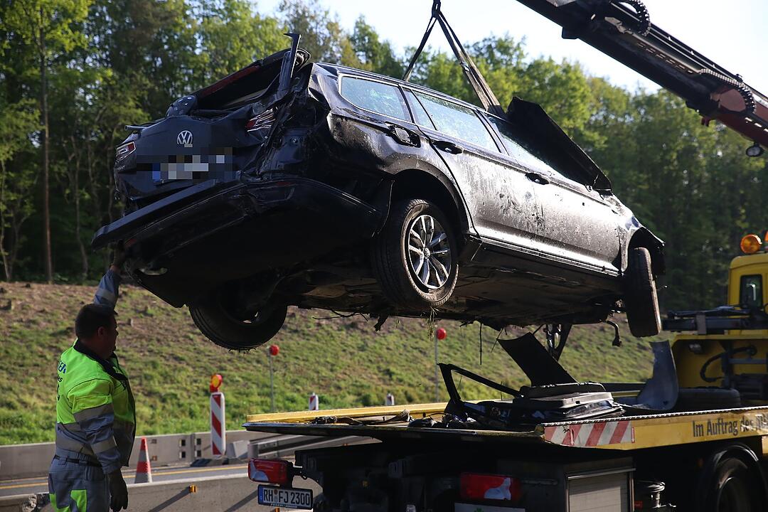 Auto überschlägt sich im Baustellenbereich auf der A6 im Kreis Roth