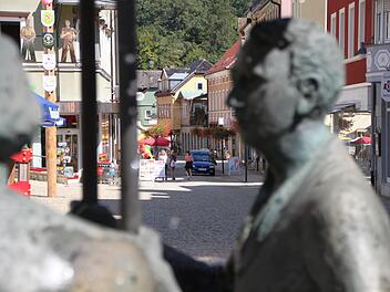 Die Bad Brückenauer haben ein ambivalentes Verhältnis zur Öffnung ihrer Fußgängerzone. Viele fühlen sich durch den Verkehr gestört. Auf der anderen Seite wird die Ludwigstraße nun als lebendiger empfunden. Foto: Ulrike Müller
