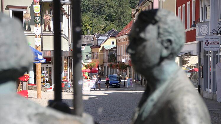 Die Bad Brückenauer haben ein ambivalentes Verhältnis zur Öffnung ihrer Fußgängerzone. Viele fühlen sich durch den Verkehr gestört. Auf der anderen Seite wird die Ludwigstraße nun als lebendiger empfunden. Foto: Ulrike Müller