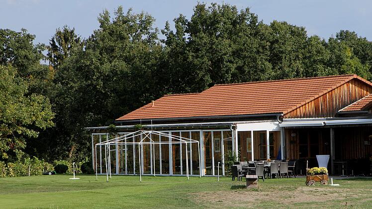 Das bisherige Clubhaus des Golfclubs Haßberge mit Wintergarten und SommerterrasseGeiling