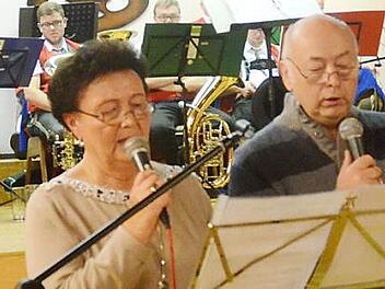 Das Duo Norbert & Brigitte wird wieder zu Herzen gehende Lieder vortragen. Unser Bild entstand im November beim Wirtshaussingen in Buchbach.  Foto: Karl-Heinz Hofmann