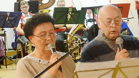 Das Duo Norbert & Brigitte wird wieder zu Herzen gehende Lieder vortragen. Unser Bild entstand im November beim Wirtshaussingen in Buchbach.  Foto: Karl-Heinz Hofmann