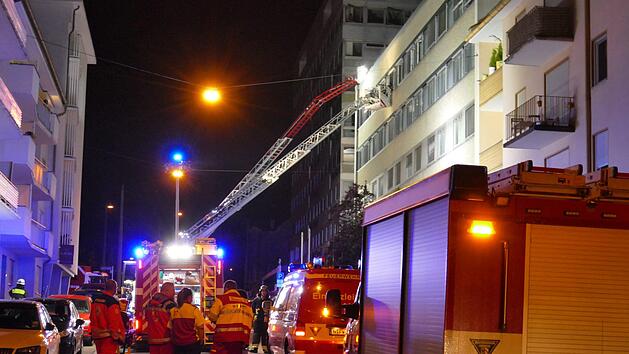 N&auml;chtlicher Feuerwehreinsatz in N&uuml;rnberg: In einem B&uuml;rogeb&auml;ude in der Praterstra&szlig;e war in der Nacht auf Dienstag ein Brand ausgebrochen. Foto: NEWS5 / O&szlig;wald