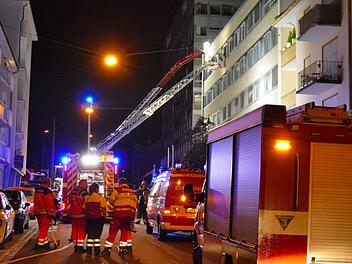 Nächtlicher Feuerwehreinsatz in Nürnberg: In einem Bürogebäude in der Praterstraße war in der Nacht auf Dienstag ein Brand ausgebrochen. Foto: NEWS5 / Oßwald
