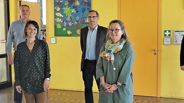 B&uuml;rgermeister Wolfgang M&ouml;hrlein (links) mit den neuen Gemeinder&auml;ten Foto: Werner H&ouml;chstetter