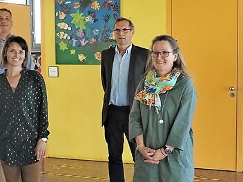 Bürgermeister Wolfgang Möhrlein (links) mit den neuen Gemeinderäten Foto: Werner Höchstetter