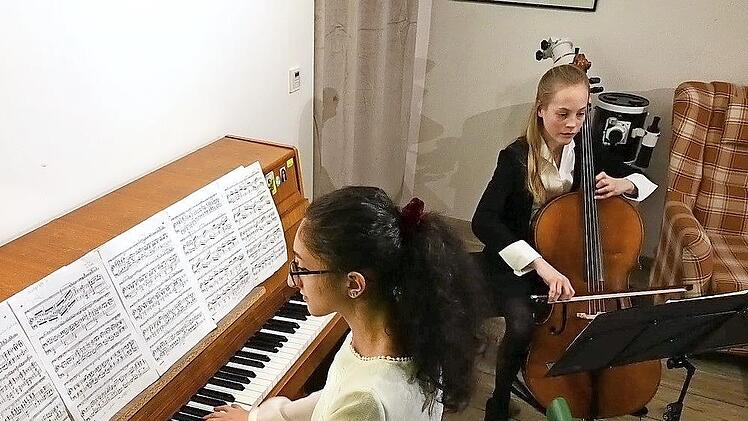 Klara Pauline Gollner (Violoncello) und Ofeliya Guliyeva (Klavier)