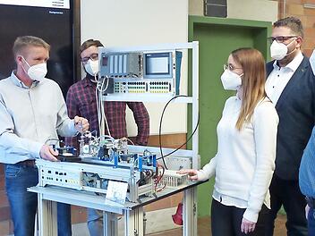 Eine „Kooperation vor Ort“ ist die Ausbildung junger Menschen zu Industriemechanikern durch Siemens Healthineers und die Berufsschule Forchheim.