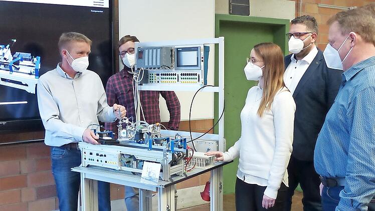 Eine „Kooperation vor Ort“ ist die Ausbildung junger Menschen zu Industriemechanikern durch Siemens Healthineers und die Berufsschule Forchheim.