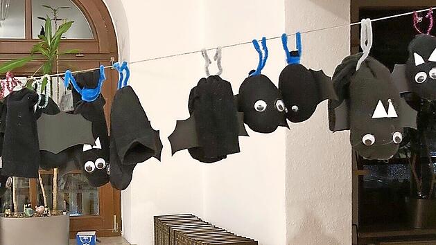 Sockenflederm&auml;use hatten sich in der Stadtbibliothek niedergelassen, die von den Kindern als Andenken an den Abend gebastelt worden waren.