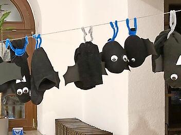 Sockenfledermäuse hatten sich in der Stadtbibliothek niedergelassen, die von den Kindern als Andenken an den Abend gebastelt worden waren.